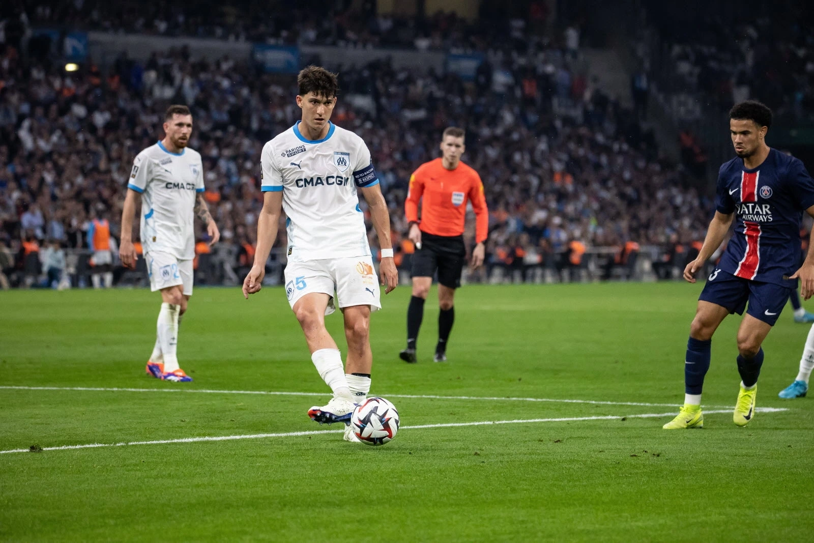 a-l-image-de-leonardo-balerdi-retombe-dans-ses-travers-face-au-psg-la-defense-de-l-om-est-friable-cette-saison-photo-sipa-1730569042